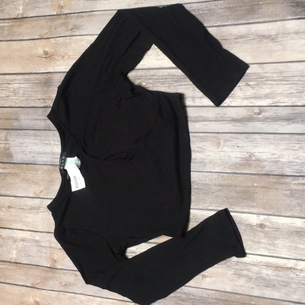 Black peephole crop top .